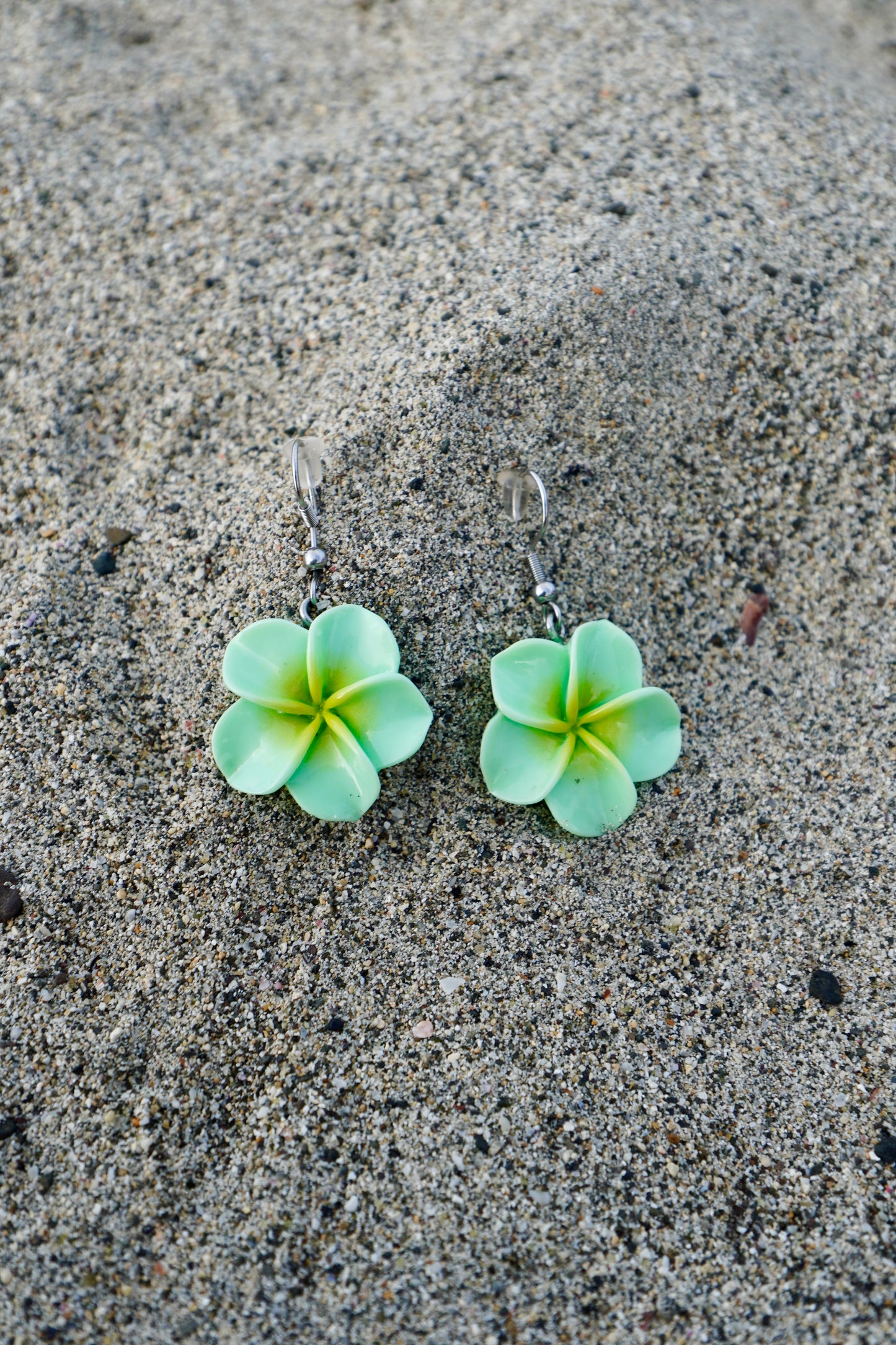 Boucles d'oreilles Plumeria pendantes
