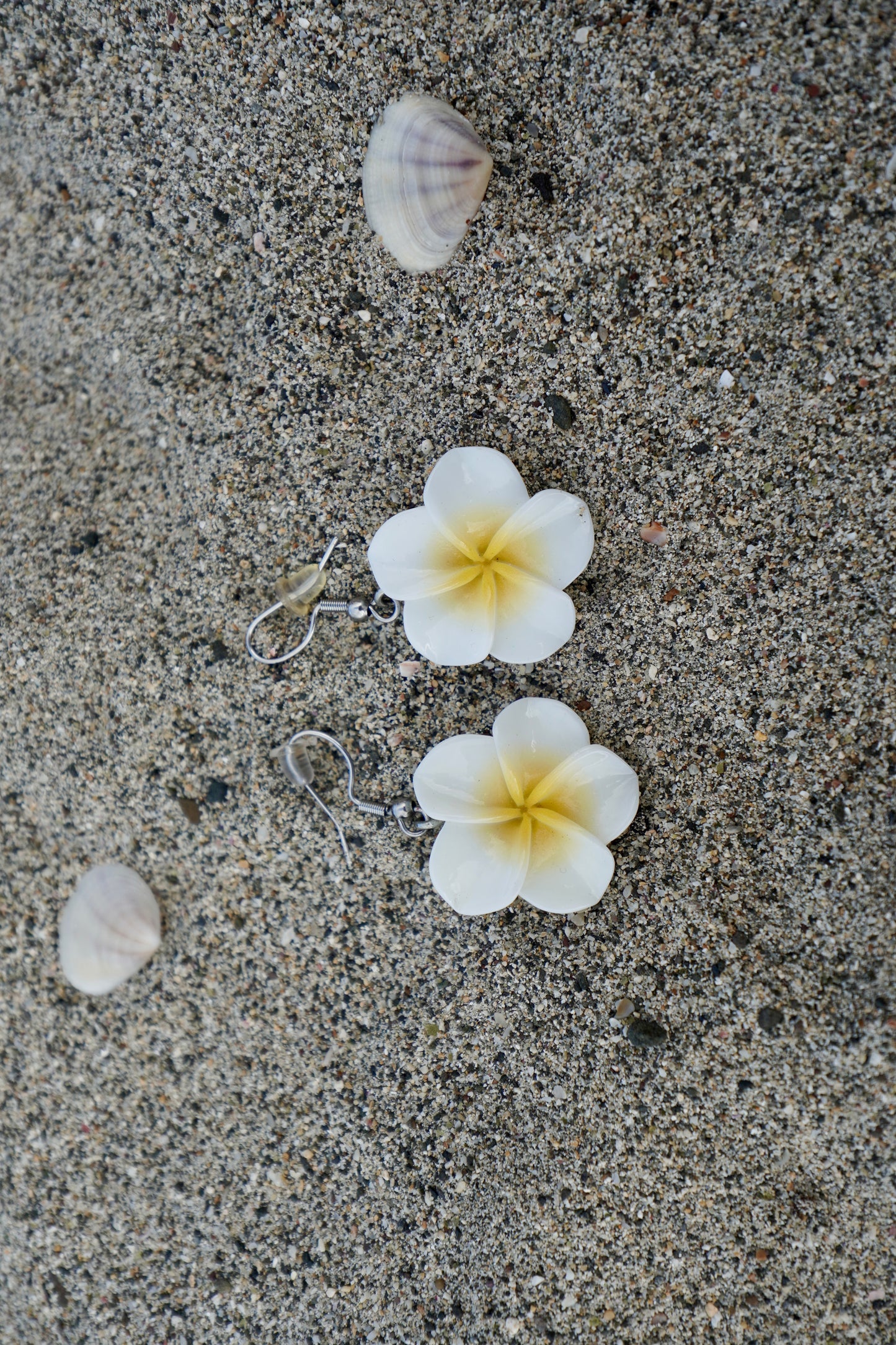 Boucles d'oreilles Plumeria pendantes