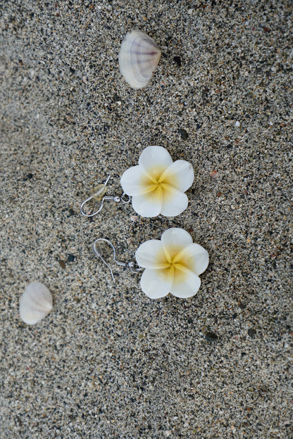 Boucles d'oreilles Plumeria pendantes