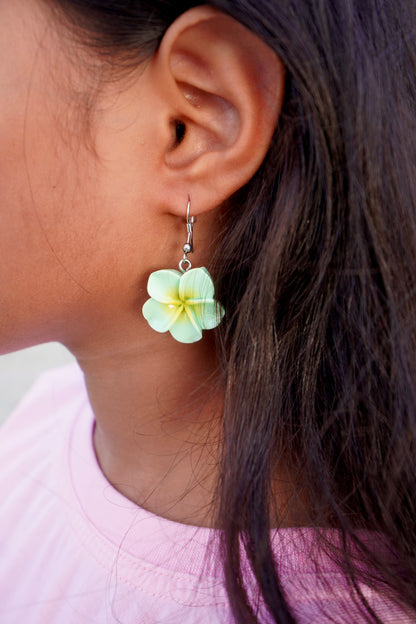 Boucles d'oreilles Plumeria pendantes